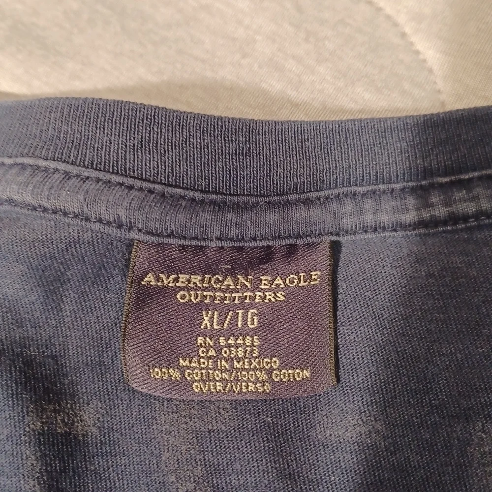 𝅺AMERICAN EAGLE OUTFITTERS MENS SZ XL LONG SLEEVE BLUE TEE SHIRT WITH TAN PRINT - Picture 5 of 6